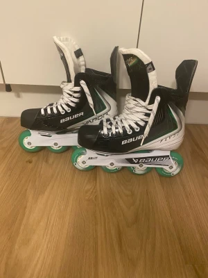 Bauer vapor fly 30 inlines Sr size 8 (43) - Säljer nu dessa Bauer Vapor Fly 30 inlines i storlek 8 som motsvarar 43. De är använda ungefär 3 gånger sammanlagt och är i väldigt bra skick utan några som helst konstigheter. Detta är Bauers senaste modell och de är inköpta för endast några månader sedan. Nypris är 2500 så man får ett par i princip nya i hockeyinlines för en bråkdel av priset. De fungerar utmärkt om man vill träna skridskoåkningen lite extra eller bara att glida runt. Har gott om referenser, hör av er vid funderingar!