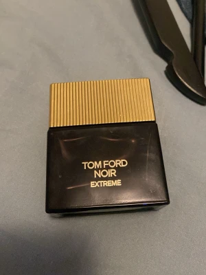 Tom Ford Noir Extreme EdP 50 ml - Väldigt elegant och varm doft. Använt få tal nästan hela flaskan kvar ca 45ml kvar. Säljer den då jag inte använder den och försöker bli av med några av mina parfymer. Priset är sänkbart!