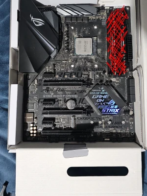 COMBO DEAL! - Säljer ett ASUS ROG STRIX B450-F GAMING moderkort med AMD Ryzen 5 3600 installerad. Perfekt för gamingbygge eller uppgradering. Moderkortet har svart design med silverdetaljer och RGB-logga. Ram minnet har blivit såld seperat.