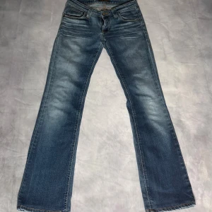 Bootcut jeans från Nudie  - Nudie jeans i modellen Bootcut Eddy, säljs inte längre och är väldig eftertraktad. Perfekt skick, storlek 29/32 men passar mindre. Dom är mer av en 27/30 skulle jag säga. Skulle säga att dem passar perfekt om du är från 165-175.
