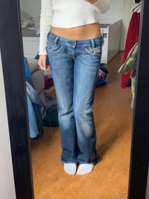 Super Low waist från Disel  - As snygga Disel jeans i W27 L32. Bra sick bortsett från slitningarna vid hälarna. Unik design då fickorna sitter både längre ned och är längre än vanliga fickor. Skriv för frågor/ bilder eller lämna gärna prisförslag❣️💛