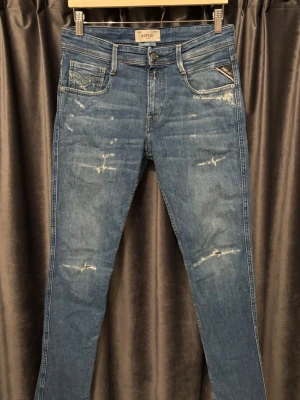 Replay anbass  - Replay anbass - skick 8/10, fint skick! - storlek 30/30, men passar längd 32, kan även passa w29, eventuellt med bälte - sjukt feta jeans med slitningar som passar till allt - hör av er vid frågor🤝