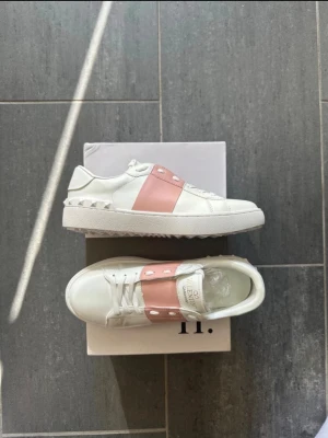 Valentino garavani sneakers dam - Tja, Skulle hjälpa min tjej att rensa hennes sko kollektion, Då har hon dessa Valentino skor i storlek 39 som hon köpt via vinted själv för ett tag sen men blev försmå för snabbt!! Fraktar super snabbt och pris kan diskuteras!!