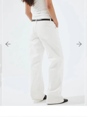 Vita lågmidjade jeans - Helt oanvända med prislapp kvar! Beställde fel storlek och glömde returnera. 🙃