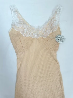 Beige ribbad stickad linnetopp med spets - Beige ribbad stickad linnetopp med spets