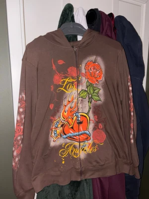 Ed Hardy zip hoodie - Brun-ish ed Hardy zip hoodie storlek L, knappt använd. Skriv om ni har några frågor😇