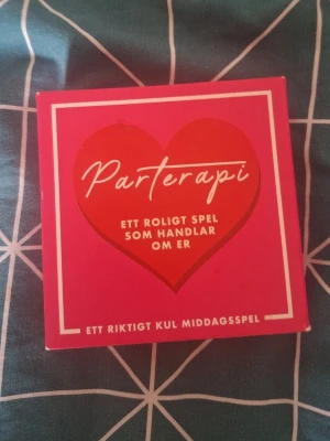 Parterapi frågespel för par - Parterapi är ett roligt frågespel för par där ni utmanar varandra och ser vem som känner sin partner bäst. Spelet har en röd och rosa fyrkantig ask med hjärtmotiv och innehåller 380 frågor om relationer och vardag. Perfekt för middagar och spelkvällar.