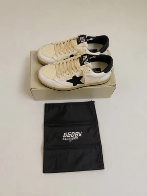 Vita GGBD sneakers 43 - Tja! Säljer ett helt par nya Golden Goose storlek 43.         Helt fleck fria och har inga som helst skador.                     Priset kan diskuteras och jag skickar inom 24 Tim💨☺️