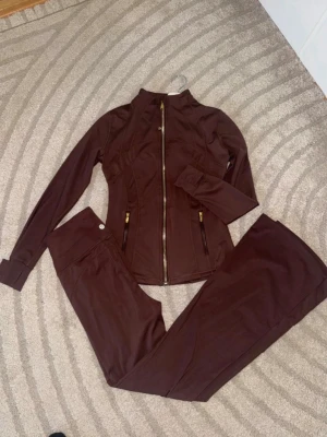 Brown Lululemon set - Super snygg, använd en gång, lapparna skickas med❤️define jackan i brun med guld detaljer ich högmidjade flare tränings leggings 