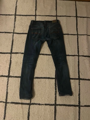 Nudie  - Hej, släpper nu dessa helt otroligt feta Nudie jeansen. Modellen är Grim Tim och Stoleken är 31/32, Killen på bilden är cirka 183 cm. Jeansen är i fint skick med riktigt feta slitningar. Slå till innan det är för sent, släng iväg ett dm för frågor! 📩🙌
