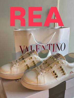 REA!!! Valentino sneakers - Endast 999 Tom 30/8. Säljer valentino garavani skor, rockstud 11 med guld färgade nitar. Väldigt fina och passar till de mesta, sommar skor som passar perfekt nu till sommaren, allt medföljer som på bild. Box och påse. Va snabb me beställningar, alla storlekar finns inne, för frågar är det bara att höra av sig🥰