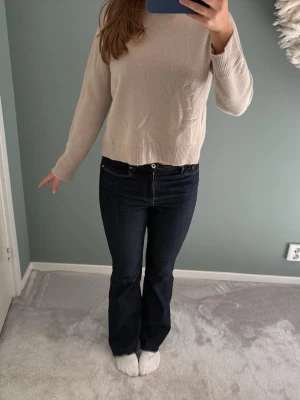 Mörkblå bootcut jeans - Säljer ett par mörkblå bootcut jeans som är sprättade nertill