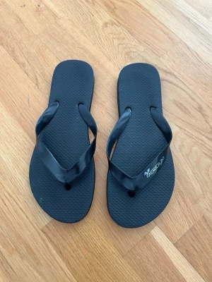 Svarta flip flops - Fina enkla svarta flip flops! 🩴   Säljes i befintligt skick. Har använts i en sommar.