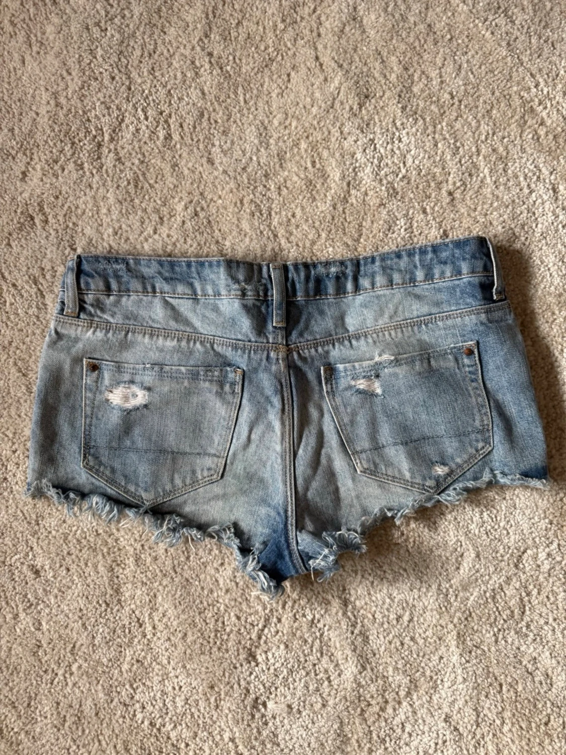 Blå slitna jeansshorts med fransar - 2