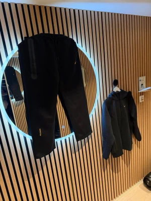 Svart Nike träningsset med huva - selling nocta nike trackuit jag är 193 hoodien va liten på mig skulle säga passar L och byxorna passar L 