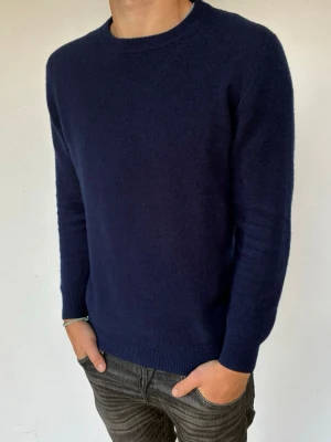 Kashmir tröja  - Marinblå Kashmir Crewneck | Storlek S | Modellen är 177cm lång | Endast använd 1 gång, skick 10/10 | Hör av dig vid frågor🌟