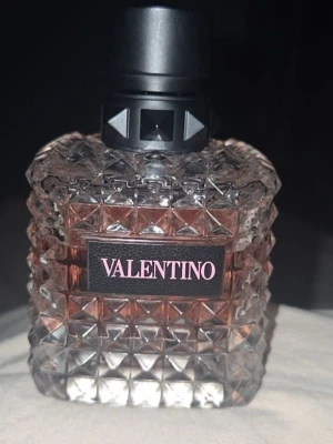 Valentino parfym - Valentino Donna Born In Roma Eau de Parfum är en doft för kvinnor. Den har noter av svarta vinbär, jasmin och vanilj. Flaskan är 100 ml, inte taget så mkt ur. Kanske är kvar 70-75 ml?! Köpte den i slutet på maj och inte taget så ofta. Priset är inte helt hugget i sten, kom med ett rimligt bud. Man får med en lotion som det lär vara iaf halva kvar av. 
