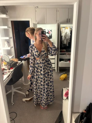 Malina klänning  - Klänning ifrån By Malina  Klänningen har ett litet hål framme i mitten som man ser på bild fyra. Skulle vara enkelt att laga hemma eller hos en skräddare men har inte orkat då klänningen inte är min stil. Nypris är 4800kr. Skulle även säga att den är lite liten i storleken och skulle passa en xs/s. Men den är i S