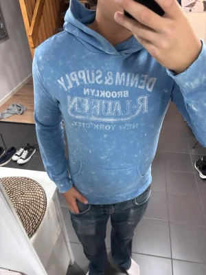 Ralph Lauren Hoodie - Storlek M, skick 7/10. Lite små defekter men som jag personligen tycker passar in med hoodien! Postar samma dag!