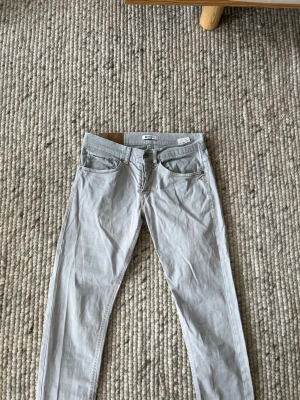 Dondup Jeans, Storlek 31 - Säljer nu dessa sjukt snygga Dondup Jeans🙌 Skick: 8/10, Storlek 31!  Hör gärna av er vid frågor eller funderingar😊