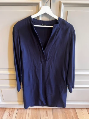 Elegant Massimo Dutti navy dress 💙 - A beautiful and timeless dress in a deep navy blue with an effortlessly elegant, minimalist look. The flattering V-neckline and relaxed silhouette make it both comfortable and chic, perfect for dressing up or down.