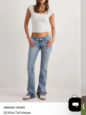 Ljusblå bootcut jeans från Abrand - Snygga ljusblå jeans från Abrand med bootcut passform och klassisk femficksdesign. Jeansen har låg midja och subtila slitningar för en avslappnad look. Perfekta till sneakers eller boots och tillverkade i mjukt denimtyg. Köpte för ca en månad sen och har endast använt en gång! Orginalpris 999 