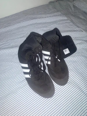 Svarta Adidas boxning/brottar skor - Boxningskor adidas ganska använda men funkar bra ändå. Storlek 42-43. Sitter väldigt skönt. Fraktar samma dygn som de beställs. 