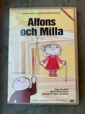 Alfons & Milla DVD - DVD med ”Alfons och Milla” baserad på Gunilla Bergströms böcker. Regi av Per Åhlin, musik av Georg Riedel och svenskt tal av Björn Gustafson. Innehåller även bonusmaterial. Speltid: 39 minuter. Produktionsår: 2003.  Finns på språk: Svenska   OBS!! skivorna är begagnade så det kan förekomma repor/hairlines på skivorna, men då jag kollar igenom alla filmer jag säljer garanterar jag att alla funkar felfritt om inget annat står! :)