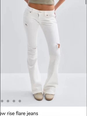 Vita low waist jeans Gina - Superfina vita lågmidjade jeans från Gina Young🤩💓 Använda en gång så de är i mycket bra skick.
