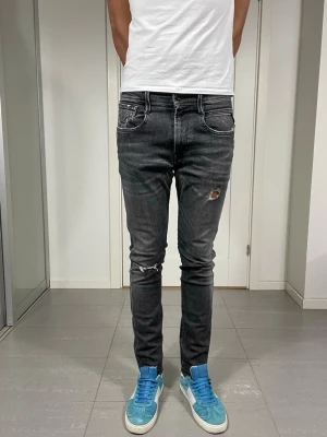 Replay Anbass Jeans   - Säljer nu dessa Replay Anbass Jeans i den populär Moddelen Aged. W 31 o L32 med mått ca 38 o 105 cm. Moddelen är 183 och väger 68 kg. skriv för fler bilder/frågor🙌🏼
