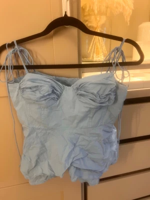 Ljusblå linnetopp från Zara - Säljer min söta topp från Zara , super fin och i bra skick