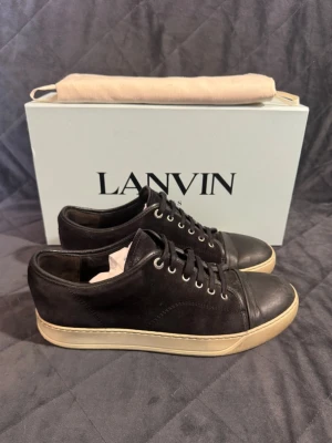 Lanvin  - Säljer ett par lanvin cap toes i storlek 42. Skorna är i mycket bra skick, ungefär 7/10! Självklar ingår även dustbag! Kom gärna med frågor kring passform eller annat!  | Pris 1499 kr 🤗