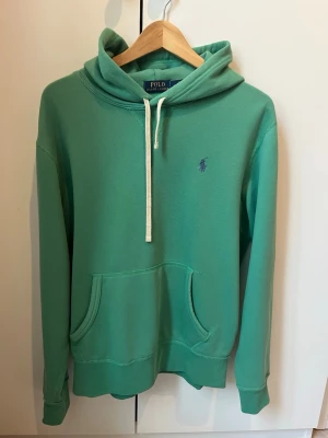 Grön hoodie från Polo Ralph Lauren i storlek M i mycket bra skick  - Säljer en grön Ralph Lauren Holdie i storlek M för att den nu är för liten. Tröjan i sig är i mycket bra skit och knappt använd 