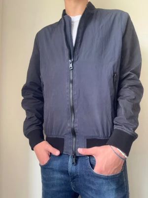 J.linberg jacka  - Tjabba! Säljer nu denna J.linberg jackan i storlek M! Den är i ett bra skick, 8/10, inga defekter! Modellen är 180-185! Om ni har några tanker eller funderingar så är det bara att höra av sig!😄