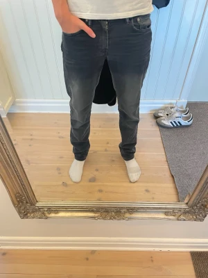 Mörkgrå Levis 511 - Snygga Slimfit jeans från Levis modell 511 med snygga fades och som sitter snyggt. Modellen på bilden är 183, storlek 28/32. Hör av er vid funderingar!