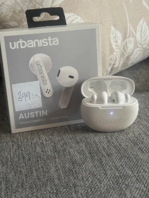 Urbanista Austin vita trådlösa in-ear - Säljer ett par Urbanista Austin trådlösa in-ear hörlurar i snygg vit färg. Kommer med matchande laddningsetui och har touchkontroller för enkel styrning. Perfekta för musik och samtal med klar ljudkvalitet. ENDAST TESTADEA, har ett par andra så säljer dessa vidare. Upplever att dom har bra ljud och sitter skönt. Nypris 399kr som ni ser på bilden 