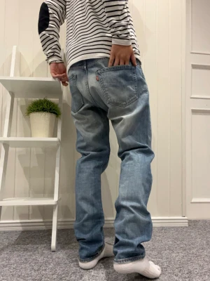 Ljusblå Levi’s 508 - Tjenare!! Säljer nu ett par riktigt goa levi’s 508or, dem ä i prima skick förutom ett litet hål i skrevet, men som på bilderna så syns ej det när man har på sig dem, även extremt lätt att fixa om man skulle vilja. Hör av dig vid minsta fråga👍🫵 midjan är 42cm 