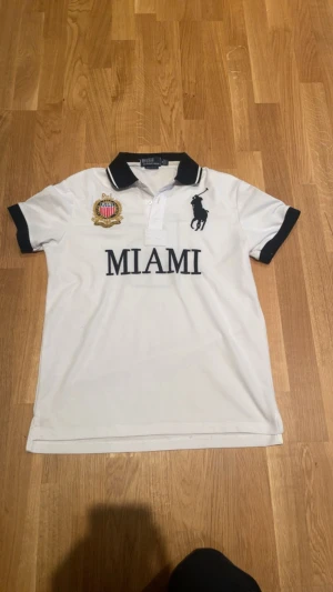 Ralph Lauren polo - Tjenare säljer en riktigt skön Ralph Lauren polo i storleken M. Möjligen kan den passa S men den passar bra på mig som oftast har M. Tröjan har inga defekter överhuvudtaget och är som ny, jag har endast användigt den ett fåtal gånger under denna sommar. Skriv gärna om ni har några funderingar överhuvudtaget!