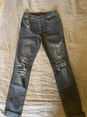 Gråa  skinny jeans med slitningar  - Stl.36 (X) Vero Moda 