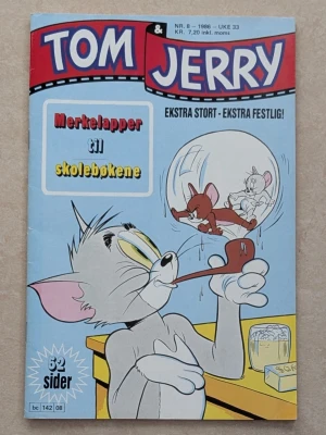NORSK , Tom & Jerry serietidning 1986 nr 8 på NORSKA  - Säljer en klassisk Tom & Jerry serietidning från 1986, nummer 8. Omslaget är blått med färgglada illustrationer av Tom och Jerry, där Tom blåser såpbubblor och Jerry sitter i en bubbla. Tidningen har 52 sidor och text på norska. Merkelapper til skolebøkene medföljer inte