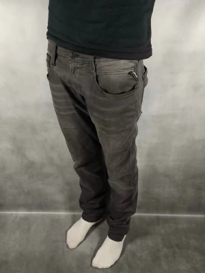 Replay Anbass - Replay Anbass Jeans • Storlek: 32/32 • Skick: 9/10 – fint skick, utan skavanker • Inkluderas: Endast jeansen • Nypris: Ca 2 000 kr • Passform: Modellen på bilden är 180 cm lång, väger 65 kg •