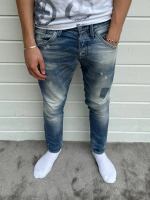 Jack & Jones jeans med slitningar och design - Hej, riktigt snygga Jack & Jones jeans med italiensk design och slitningar säljes. Skicket är gott och inga defekter förekommer. Modellen på bilden är 183cm och väger 68kg. Passformen är slim/glenn och har storleken W30/L30. Hör av dig vid intresse! Mvh DC ♦️