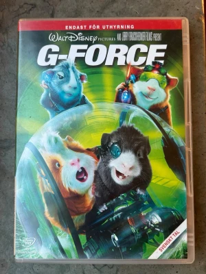 G-Force DVD - G-Force DVD. Textning: Svenska, Finska, Engelska, Isländska. Speltid: 1 tim 25 min. Åldersgräns: 7 år.  Finns på språk: Svenska, Engelska, Finska, Isländska   OBS!! skivorna är begagnade så det kan förekomma repor/hairlines på skivorna, men då jag kollar igenom alla filmer jag säljer garanterar jag att alla funkar felfritt om inget annat står! :)