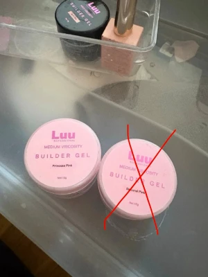 Builder gel från Luunails  - Super fin gelé från luunails. Färgen är Princess pink, 15g och medium viskositet. 💘 Burken är lite mer än halva kvar🥰Pris går att diskuteras!