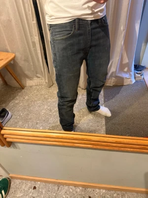 Blåa Levi's Jeans | 32 - Blåa snygga jeans från Levi's | Skick: Mycket bra | Strl: W32 L34 | Modellen är 175 cm och väger 65 kg | Hör av dig vid funderingar ⁉️