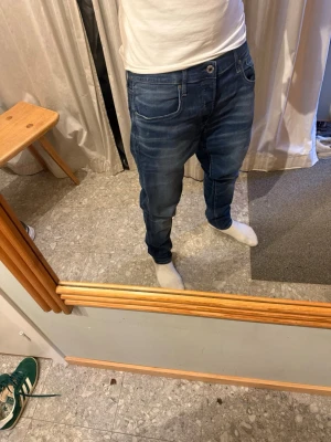 Mörkblåa G-star raw jeans | 34 - Sjukt snygga mörkblå jeans från G-star | Skick: Mycket bra | Strl: W34 L30 | Modellen är 175 cm och väger 65 kg | Hör av dig vid funderingar ⁉️