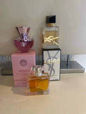 Parfymer❤️ - Versace Dylan Blush Pink 50ml                                    Ysl 45ml kvar                                                                   Yves Rocher slutsålda (populär) ca 40ml                                   Säljer alla som paketpris
