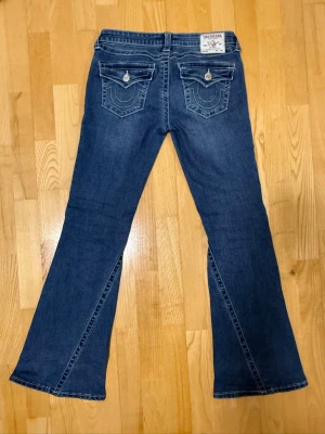 True Religion low rise jeans - True Religon JOEY low rise jeans i färgen Arabella och storlek US 27 (EU 36-38). Använda 1 gång med tvätt. Tjejen på bilderna är 170cm. 