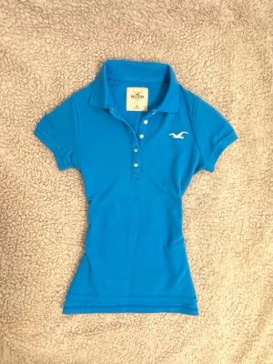 2000s hollister turkos topp - jättebra skick jag tror randen är från galgen  storlek xs super snygg tight stretchig passform   observera att färgen kan skilja något beroende på ljus och kamera