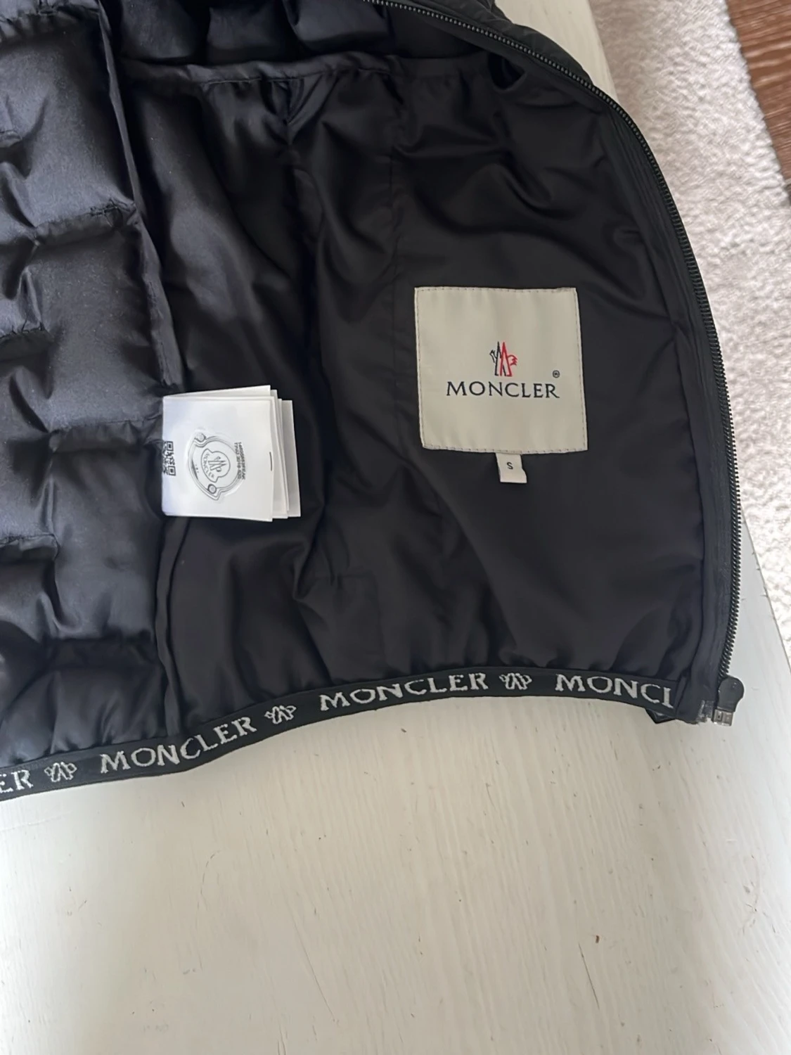 Svart dunväst från Moncler - 3
